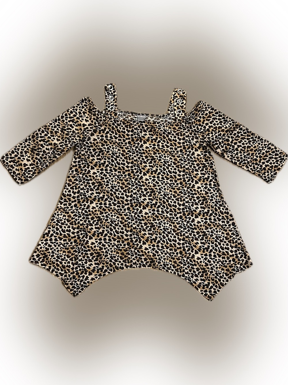 Like New Women’s C. Oliver leopard print sharkbite hem top